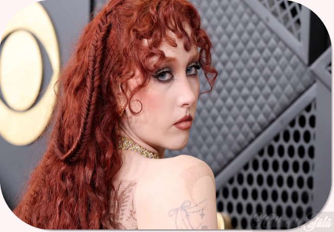 Chappell Roan’ın göğüs ucu detaylı transparan elbisesi, geceye damga vurdu. : Son Dakika Magazin Haberleri.