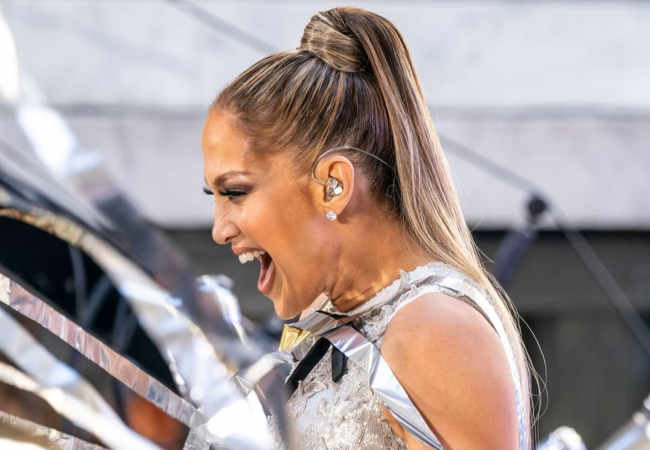 Ünlü şarkıcısı Jennifer Lopez televizyonda saçlarını yoldu : Magazin Haberleri!