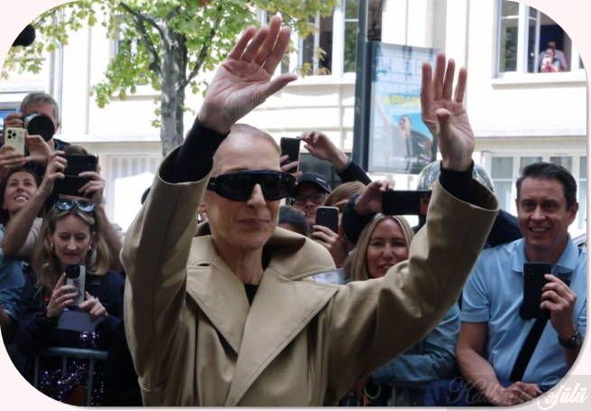 Céline Dion’dan nadir bir görünüm: Hayranları onu Paris’te coşkuyla karşıladı..