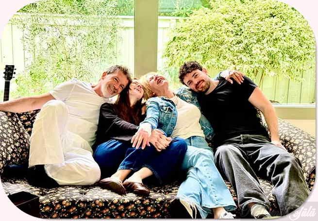 Antonio’ Al Pacino’ ve Eski eşi Melanie Griffith’ ailece bir araya geldi. : Son Dakika Magazin Haberleri.