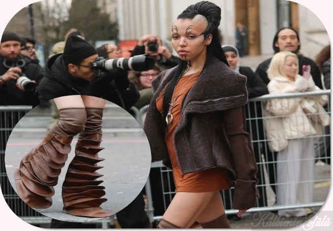 Ünlü Şarkıcı Twigs 2025 in şık diz üstü çizmeleri.