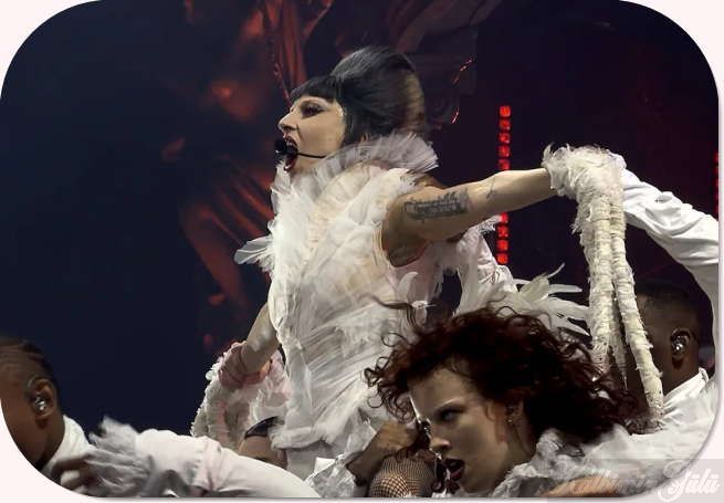 Dansçı sahne kazasında düştü: Lady Gaga konserini hemen durdurdu. : Son Dakika Magazin Haberleri.