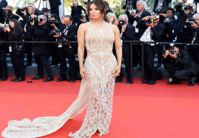 Eva Longoria Gelinlik ve transparan elbisesiyle Cannes'da