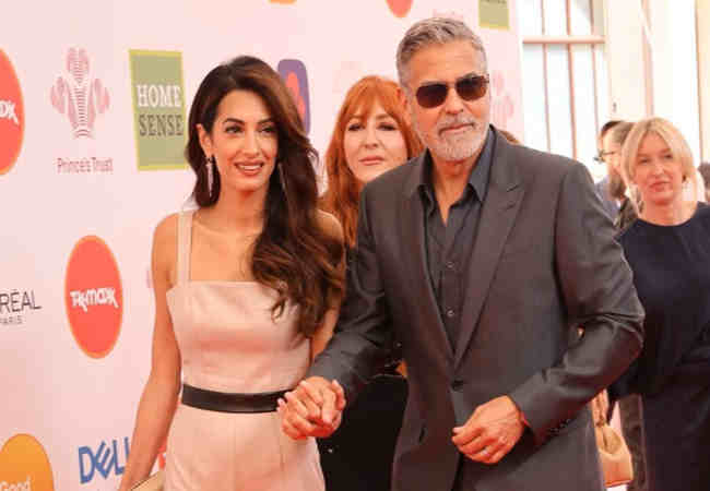 George ve Amal Clooney kırmızı halıda el ele görüntülendi.George ve Amal Clooney Prince's Trust Awards'ta el ele tutuşuyor  
Prensin Güven Ödülleri 16 Mayıs'ta sahip.!