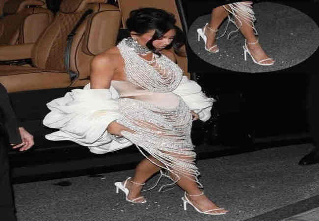 Kim Kardashian'nın elbisesi patladı su incileri yerlere döküldü Kim Kardashian'nın elbisesi patladı su incileri yerlere döküldü
