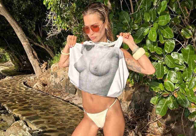 Rita Ora albüm için seksi bir göğüs gömleği ile poz verdi.