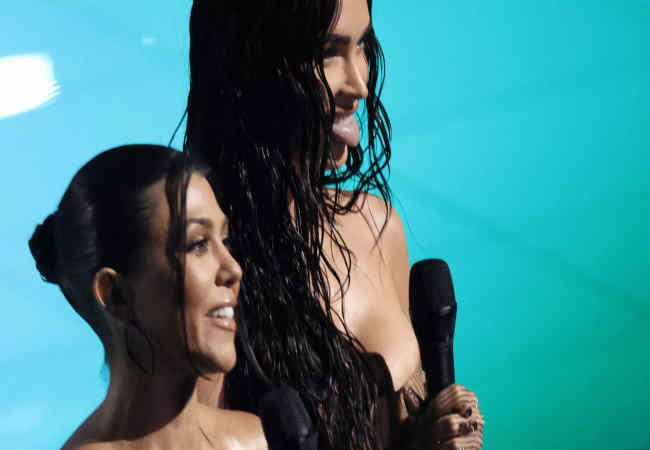 Megan Fox ve Kourtney Kardashian iki yıldızın seksi fotoğraflari