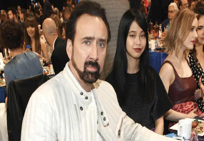 Nicolas Cage Riko Shibata ile bir bebek beklediğini duyurdu.