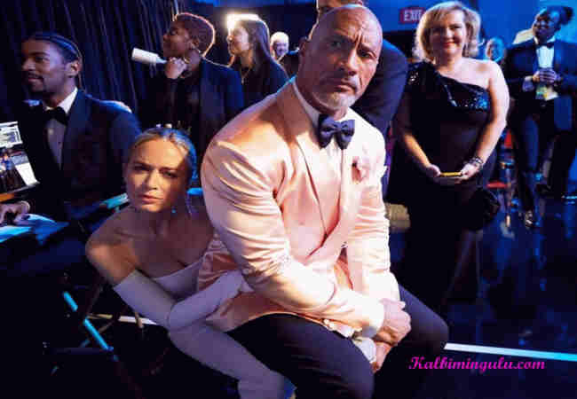 Dwayne_Johnson_ve_Emily_Blunt_Oscar_toreninde_kucaginda_oturuyor