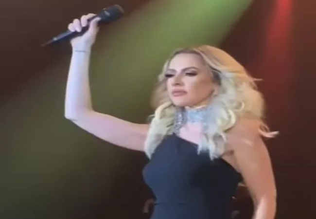 Hadise süper mini yırtmaçlı elbisesi tartışma yarattı!