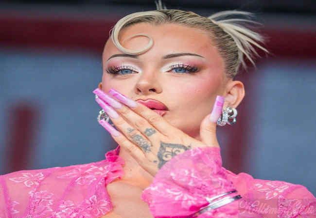 Katja Krasavice! kırmızı elbisesi ile ortalığı yıktı!.