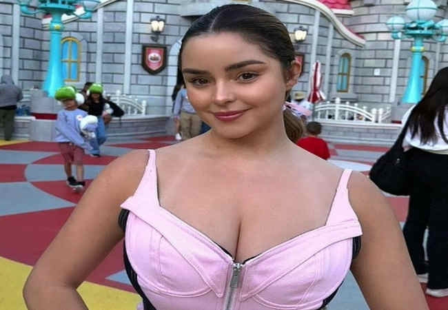 Deniz temalı bikini biraz ufak geldi degilmi Demi? - Magazin Haberleri!
