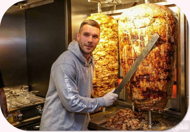 Ünlü Futbolcu Lukas Podolski: Döner Dükkanımı açtı?. : Son Dakika Magazin Haberleri.