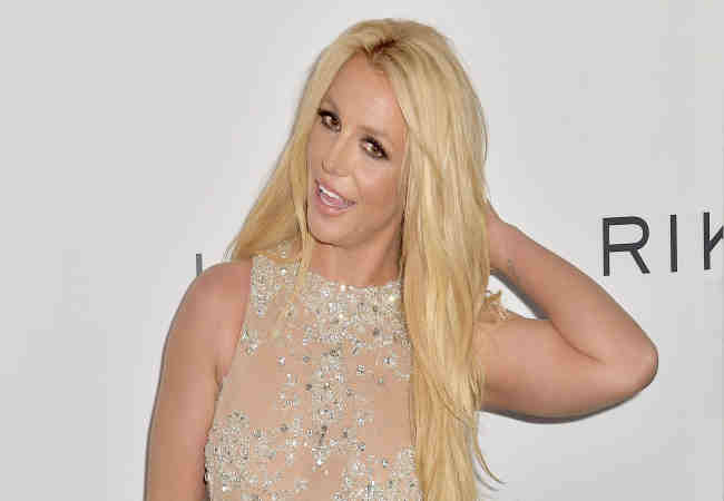 Britney Spears çok bariz bir güneş yanığıyla kumda sallanıyor. .Magazin Haberler