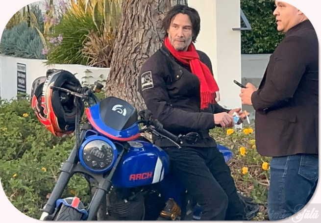 Keanu Reeves motosikletle ağaç altında sigara molası veriyor - Son Dakika Magazin Haberleri!