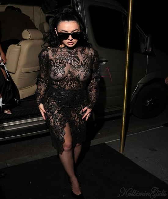  Ooh la la! Charli XCX, kırmızı halıda olmasa bile seksi