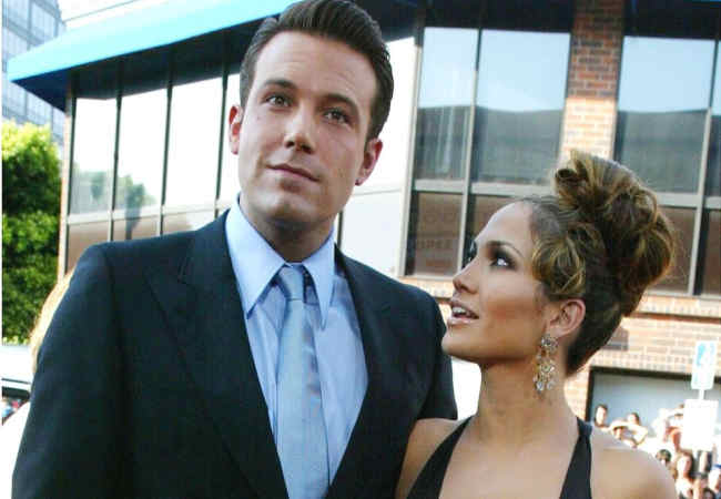 Ben Affleck Jennifer Lopez'e nisan Yuzugu alirken goruldu