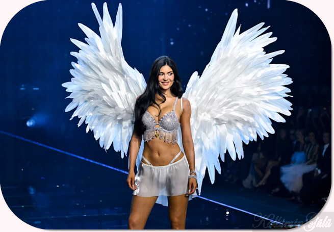 Kylie Jenner, 50 milyon dolarlık sütyenle göz kamaştırıyor!...