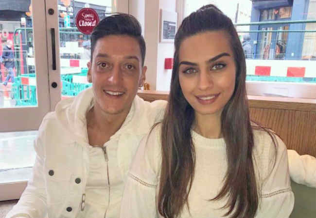 Mesut Ozil surpriz bir Sekilde kizini gosteriyor