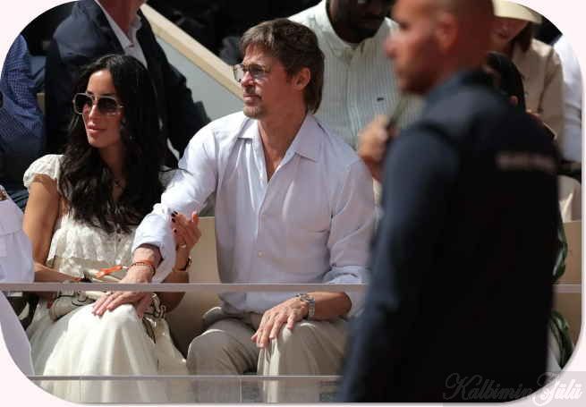 Brad Pitt, elini Ines de Ramon bacağına şefkatle koyuyor.