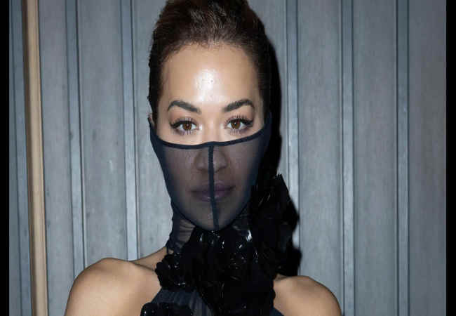Rita Ora Transparan elbiseye rağmen partiye sutyensiz gitti - Son Dakika - Magazin Haberleri