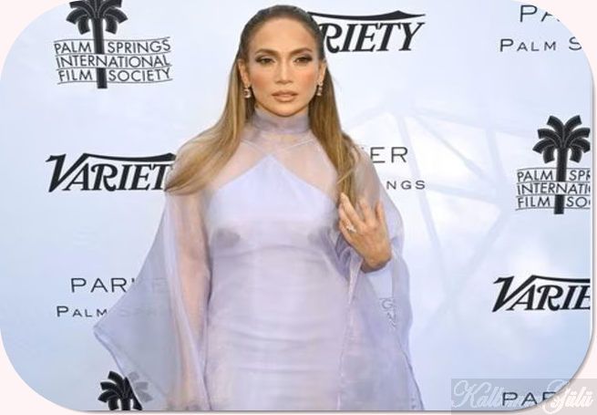 ennifer Lopez şeffaflığıyla göz dolduruyor..