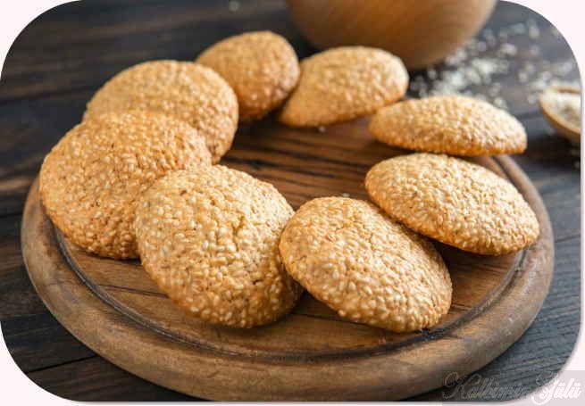 Gerçekten enfes: Balın hafif tatlılığıyla harmanlanmış susamlı kurabiyeler. : Kalbimin Gülü Yemek Tarifi.