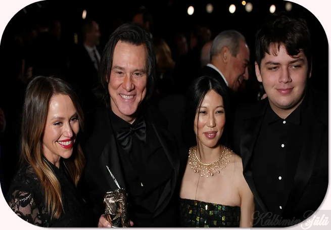 Jim Carrey üçüncü kez evlendi. Kız arkadaşı Min Ah ile hayatını birleştirdi.
