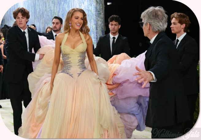 Met Gala'da beş kişi bir Elbiseyi zor taşıdılar.