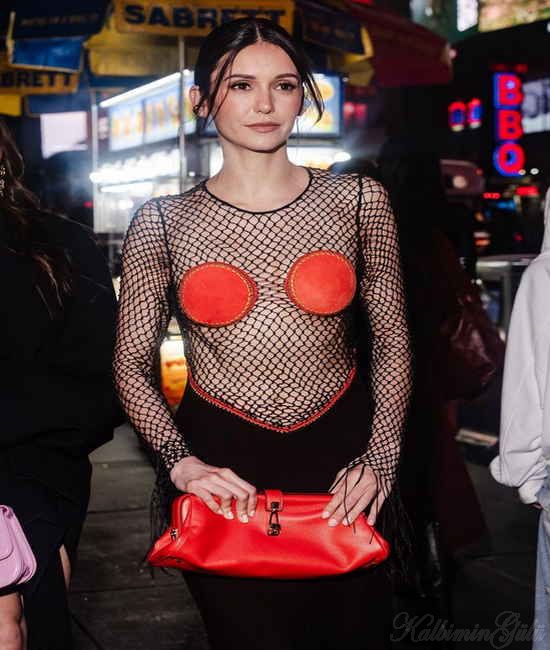  Simone Ashley, Vay canına! göğüs farları acayıp yanıyor