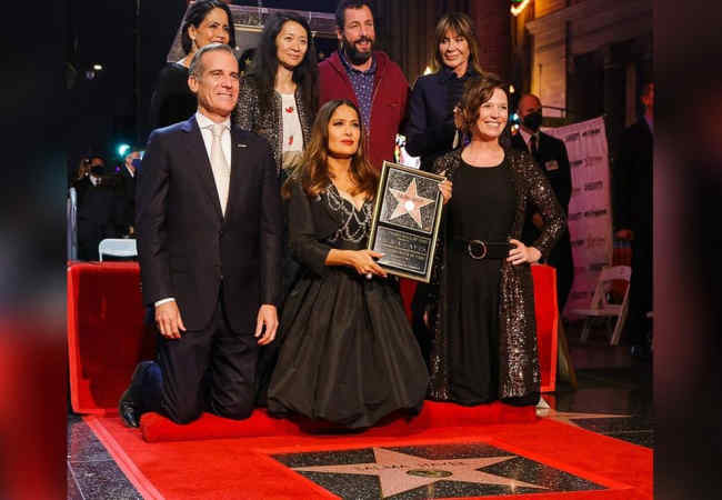 Salma Hayek yıldız plaketini Şöhret sokaği'da törenle açtı Salma Hayek yıldız plaketini Şöhret sokaği'da törenle açtı