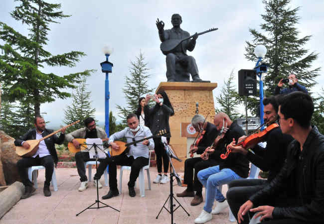 Halk ozanı Aşık Mahzuni Şerif, mezarı başında anıldı : Edebiyat Haberleri!