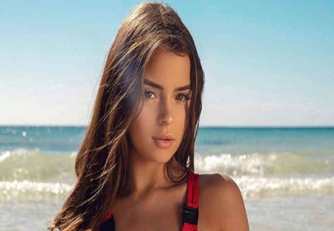 Nirvana gömleğinden başka bir şey giymeyen Demi Rose