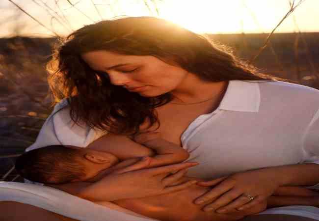 Ashley Graham oglunu emzirirken poz verdi - Magazin haberler!