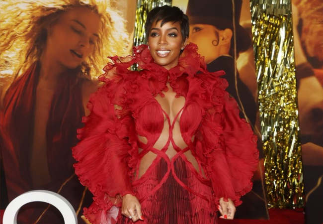 Kelly Rowlan,d Kırmızı fırfırlı parlak elbiseyle poz verdi..