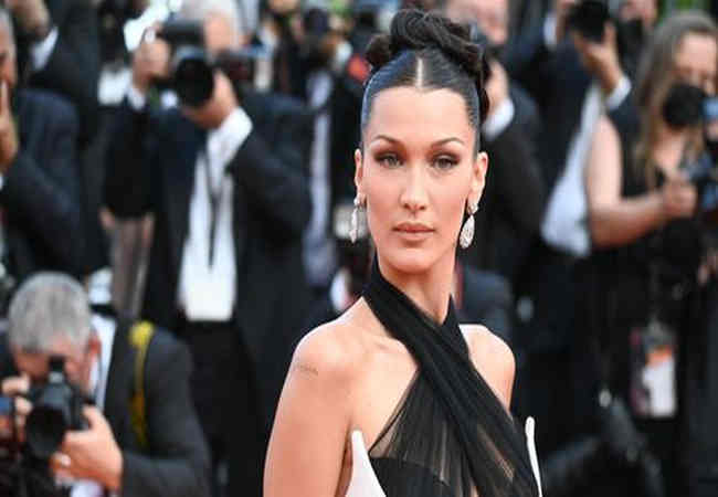 Bella Hadid kırmızı halıdaki göz alıcı görünümüyle