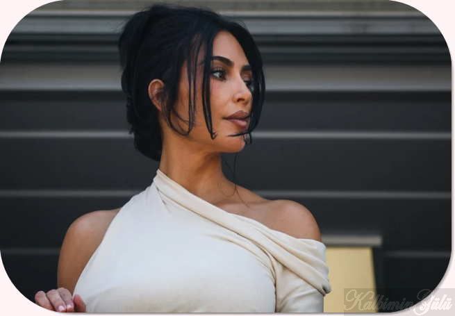 Kim Kardashian, Lewis Hamilton’a olan sevgisini resmen gösterdi.