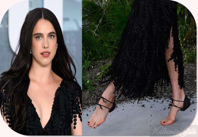 Margaret Qualley dünya prömiyerinde neredeyse çıplak ayakla yürüyor..