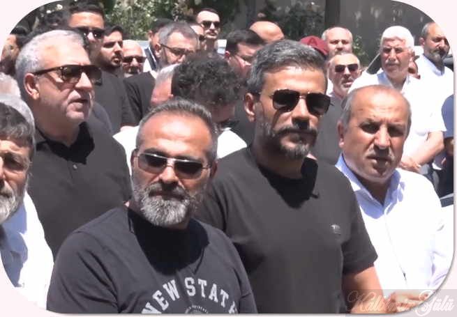 Engin Polat, cenazeye çelik yelek giyerek ve 20 koruma eşliğinde katıldı.