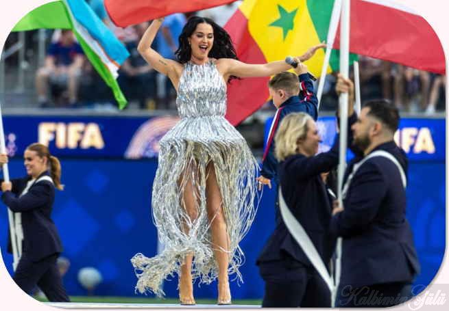 Katy Perry: Dünya Kupası açılış töreninde göz alıcı bir görünümü. Katy Perry: Dünya Kupası açılış töreninde göz alıcı bir görünümü.