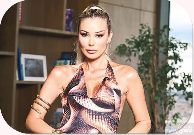 Petek Dinçöz: Yılan desenli elbisesiyle herkesi büyüledi.