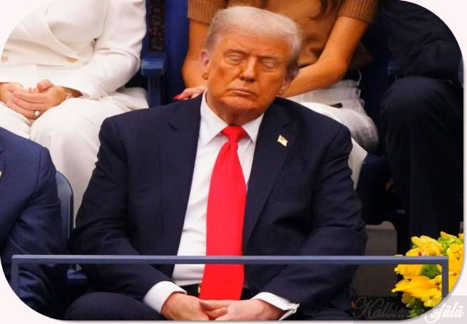 Donald Trump: ABD Başkanı, tribünlerde uyuyakaldı. Donald Trump: ABD Başkanı, tribünlerde uyuyakaldı.