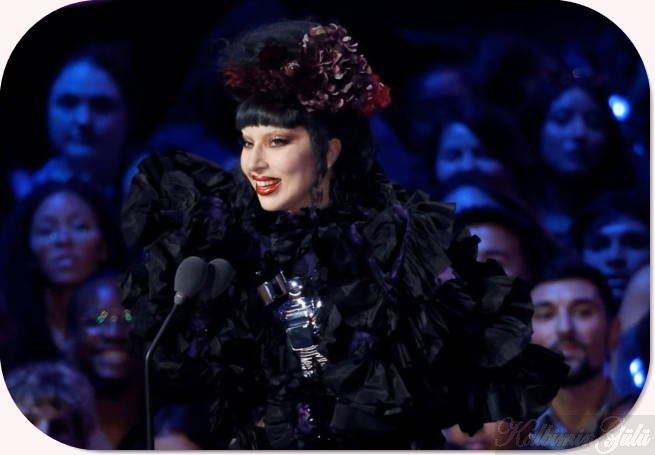 Lady Gaga, MTV Video Müzik Ödülleri’nde “Yılın Sanatçısı” ödülünü aldı. Lady Gaga, MTV Video Müzik Ödülleri’nde “Yılın Sanatçısı” ödülünü aldı.