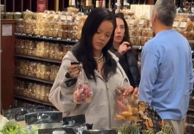 Rihanna meyve ve sebzelerin arasında dururken, yaşlı bir kadın aniden alışveriş arabasını almaya çalıştı.