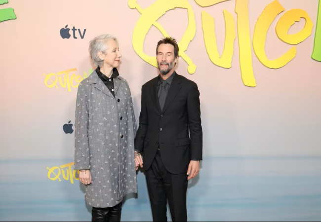 Keanu Reeves'in yeni saç kesimi önden açıkça görülebiliyor olsa da, Alexandra Grant'in yeni görünümü daha çok yandan fark ediliyor.