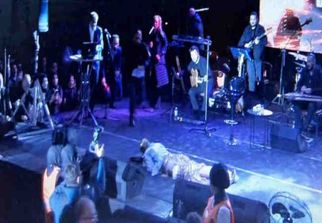 Gülben Ergen Düzce'de konser verirken sahnede bayıldı.Magazin Haberleri