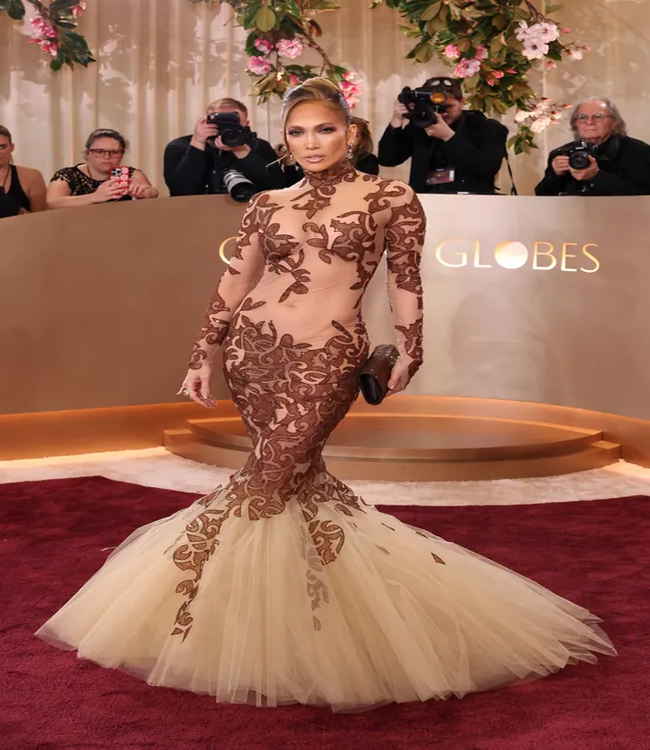 Jennifer Lopez, Jean Louis Scherrer'in 2003 yılına ait haute couture bir tasarımını giydi.