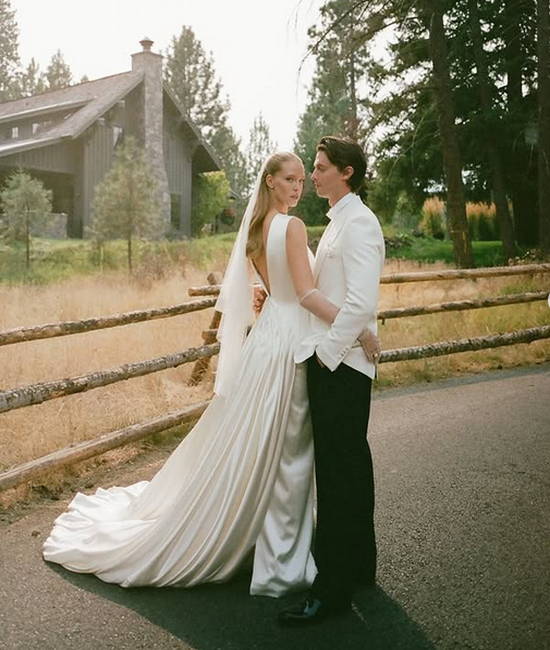 Abby Champion toplamda dört elbise giyiyor.