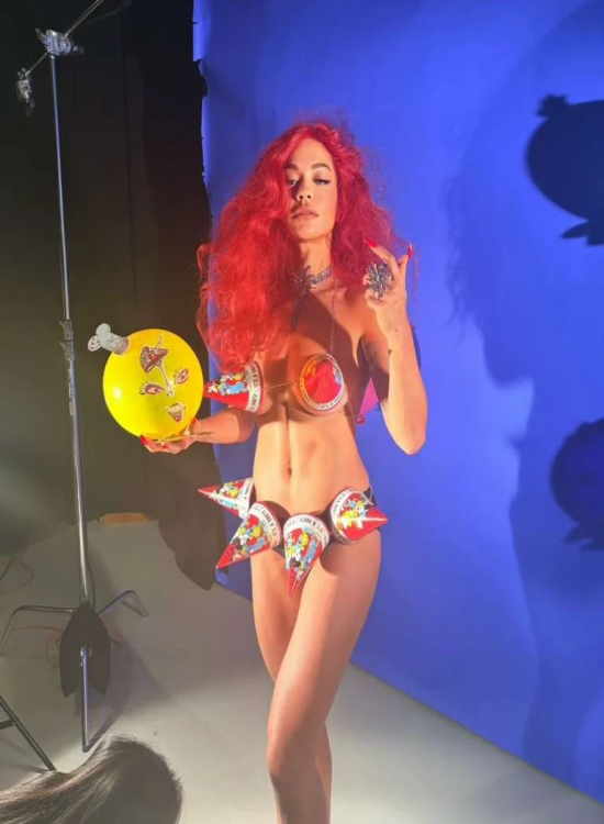 Rita Ora siyah külot ve göğüslerinin üzerine yerleştirilmiş sivri parti şapkalarıyla birkaç selfie çekti.