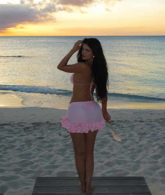 Kylie Jenner Karayipler'de pembe bir bikiniyle—iki milyondan fazla kişinin bayıldığı bir görünüm! .